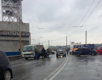 В Запорожье на ДнепроГЭСе "Таврия" влетела в грузовик (Фото)