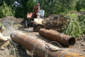 Работники Енакиевского ПУВКХ продолжают ремонтные работы на водоводах города