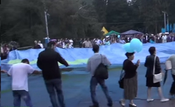 Крымские татары развернули в Симферополе самый большой в мире флаг своей принадлежности