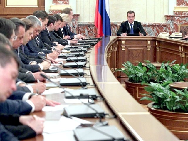 Медведев одобрил обложение налогом прибыли с пилотной добычи нефти