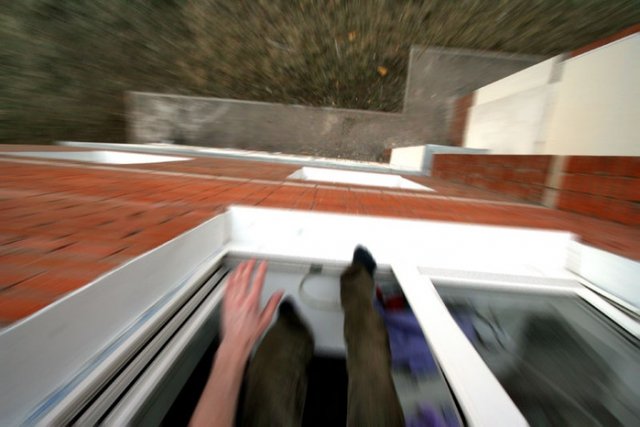 В Новосибирске выпала с балкона 17-летняя девушка
