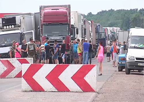 Кто виноват в 8-километровых пробках на границе с Крымом?