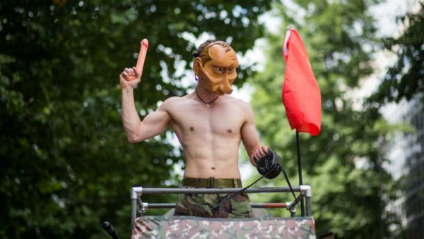 Сеть в шоке: На гей-параде в Лондоне появился "полуголый Путин" на танке