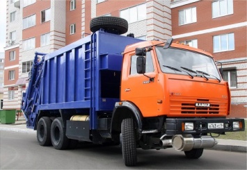 На севере Москвы перевернулся мусоровоз