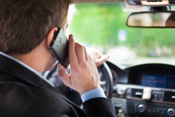 В Великобритании ужесточают наказание за разговор по мобильному за рулем