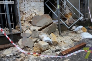 Последствия потопа: На одесской Молдаванке обвалился дом (ФОТО)