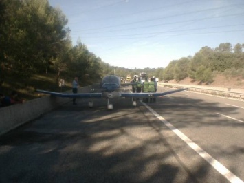 Во Франции самолет совершил вынужденную посадку на шоссе