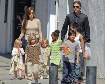 Анджелина Джоли попросила у суда единоличную опеку над шестью детьми
