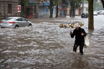 Одесский ливень в 69 кадрах: на Среднефонтанской плавали автомобили, а в Аркадии смыло плитку