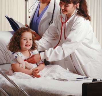Ученые: Арт-терапия и визиты клоуна способны уменьшить тревогу ребенка перед операцией