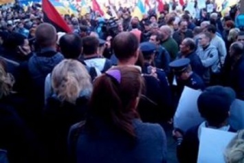 Сотни людей бастуют под стенами одесской мэрии (ФОТО, ВИДЕО)