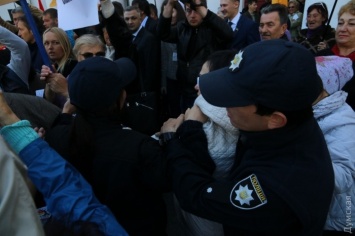На Думской площади митингуют сторонники и противники мэра: не обошлось без стычек