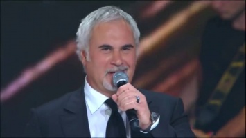 Валерий Меладзе забыл открыть рот во время исполнения песни