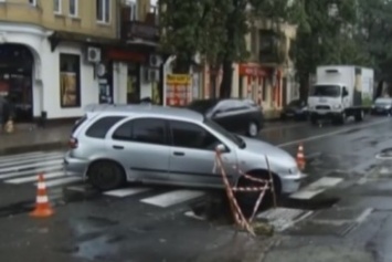 На Канатной в Одессе под асфальт провался автомобиль (ФОТО)