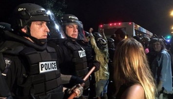 Во время беспорядков в Северной Каролине ранены 12 полицейских