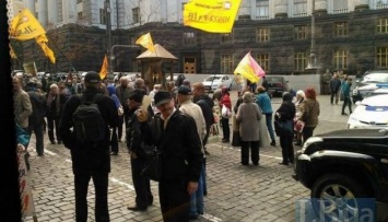 Вкладчики "Михайловского" заблокировали движение к Верховной Раде
