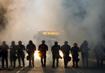В Северной Каролине 12 полицейских пострадали во время беспорядков из-за убийства афроамериканца