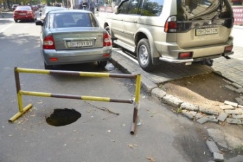 Очередная улица центра Одессы грозится провалиться под землю (ФОТО)