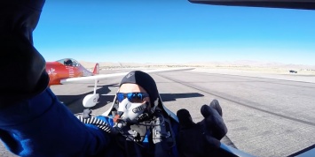 Видеофакт: крыло взлетающего самолета едва не лишило пилота руки