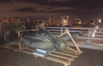 И там добрались: в Нью-Йорке снесли 6-метровый памятник Ленина