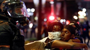 В США в столкновениях с полицией тяжело ранен демонстрант
