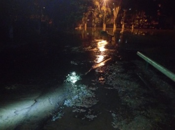 На территории николаевской школы произошел прорыв водопроводных труб - десяток домов остались без воды