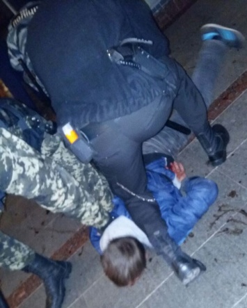 В Кривом Роге пьяные мужчины устроили драку с охраной скоростного трамвая (фото)