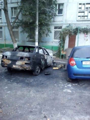В Запорожской области две машины сгорели из-за брошенного коктейля Молотова (Фото)