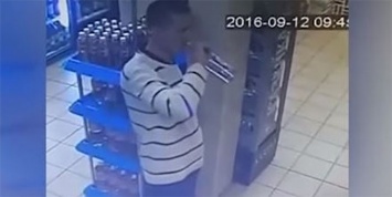 Житель Владивостока залпом выпивает водку в магазинах, чтобы не платить за нее