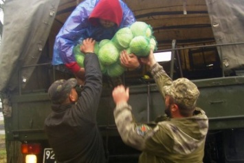 Херсонские волонтеры отвезли бойцам в николаевский госпиталь и в Широкий Лан теплые вещи, арбузы, книги и сало