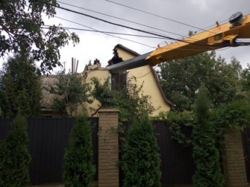 Автокран упал на крышу частного дома в Киеве