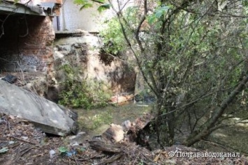 В Полтаве провалился коллектор и обрушились постройки (фото)