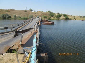 Дорожники ищут механизмы восстановления моста в Снигиревском районе, затопленного зерновозами