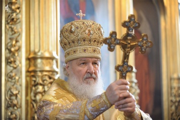 Патриарх Кирилл призвал монахов носить посохи «без побрякушек»