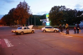 В Каменском в ДТП на аварийном перекрестке столкнулись "Honda" и "Волга"