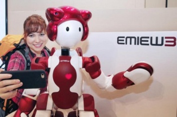 В Японии новый робот Emiew 3 работает гидом