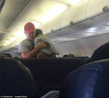 Этот мужчина с чужим ребенком в самолете стал героем интернета
