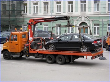 В Москве эвакуатор увез тонированный автомобиль с двумя малышами