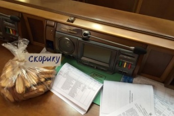 Гончаренко в Раде с боем подарил сухари Скорику (ФОТО, ВИДЕО)