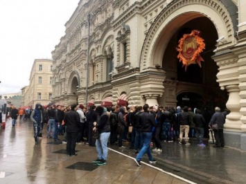В Московский ГУМ выстроилась очередь из 300 человек - стоят за новыми iPhone 7