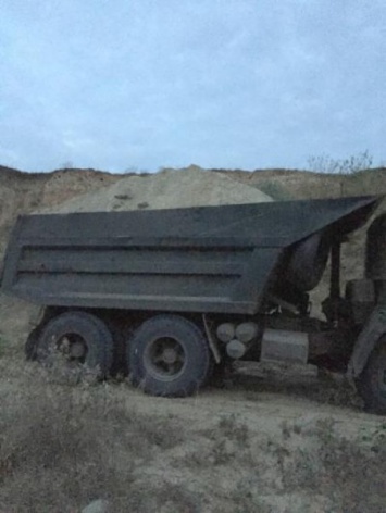В Одесской области пограничники задержали два грузовика с незаконно добытым песком