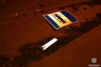 В Сумах водитель без прав сбил дорожный знак и скрылся (ФОТО)