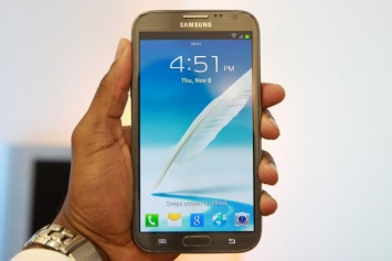 Смартфон Samsung Note 2 задымился на борту самолета в Индии