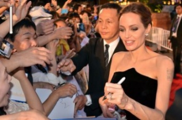 Анджелина Джоли отдала детей на воспитание старшему брату