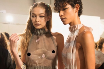 На неделе моды в Милане Джиджи Хадид показала на подиуме грудь