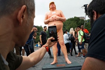 В Майами похитили статую обнаженного Трампа