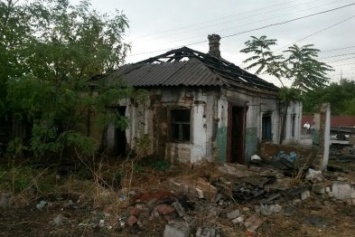 В Мариуполе горел заброшенный дом (ФОТО)
