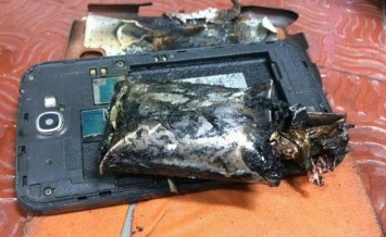 Смартфон Samsung взорвался на борту индийского самолета во время полета
