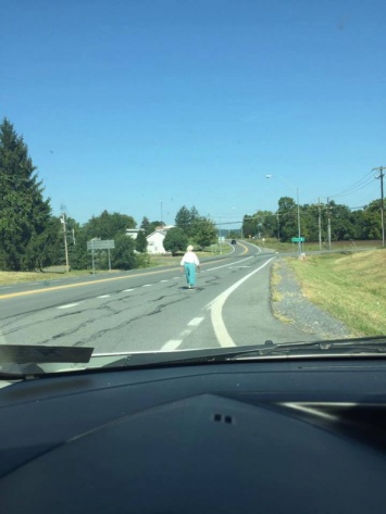Одинокая старушка на дороге напугала водителя. Останавливая машину, он еще не знал, какое приключение его ожидает