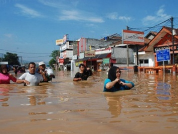 В результате наводнения на острове Ява погибли до 30 человек